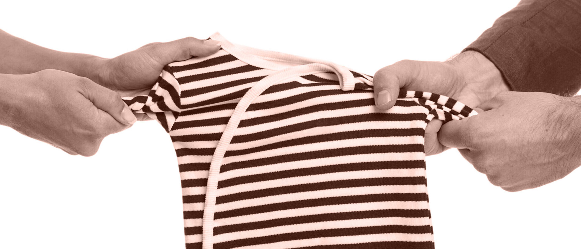 Vater und Mutter ziehen an einem Kindershirt