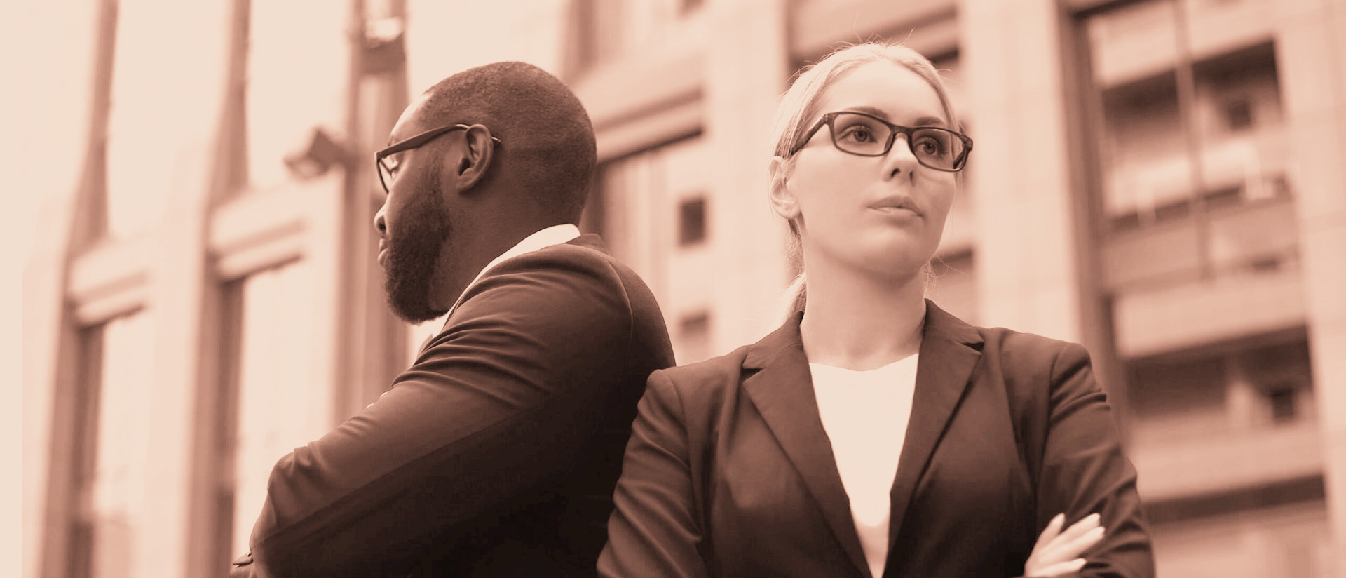 Zwei Geschäftspartner mit Konflikt stehen Rücken an Rücken Zwei Geschäftspartner mit Konflikt stehen Rücken an Rücken