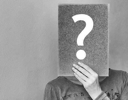 Mensch mit der Frage, ob Mediation zu ihm passt