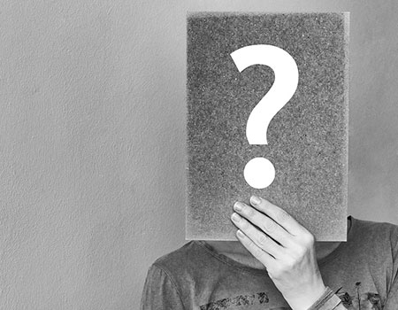 Mensch mit Frage, ob eine  Familienmediation für ihn geeignet ist?