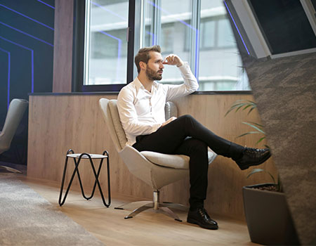 Bild eines jungen Unternehmers, der über eine Wirtschaftsmediation in München nachdenkt.